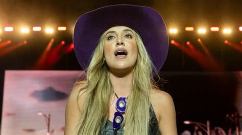 lainey wilson leaked photos|Lainey Wilson laughs off wardrobe malfunction at Faster Horses。